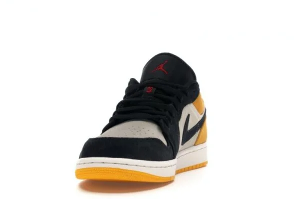 NIKE AIR JORDAN 1 LOW SAIL UNIVERSITY GOLD BLACK - Imagen 4